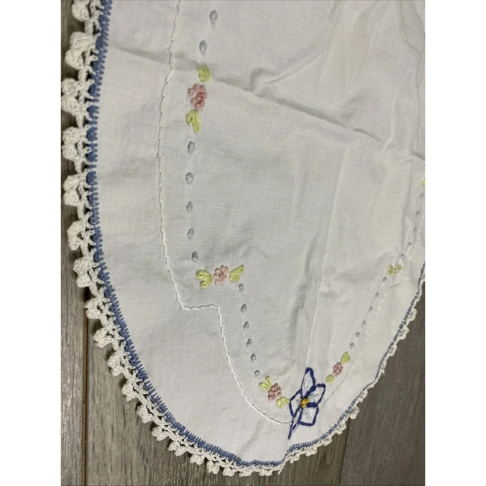 Vintage Floral Hand Embroidered Crocheted Trim Oval Doily Table Runner‎